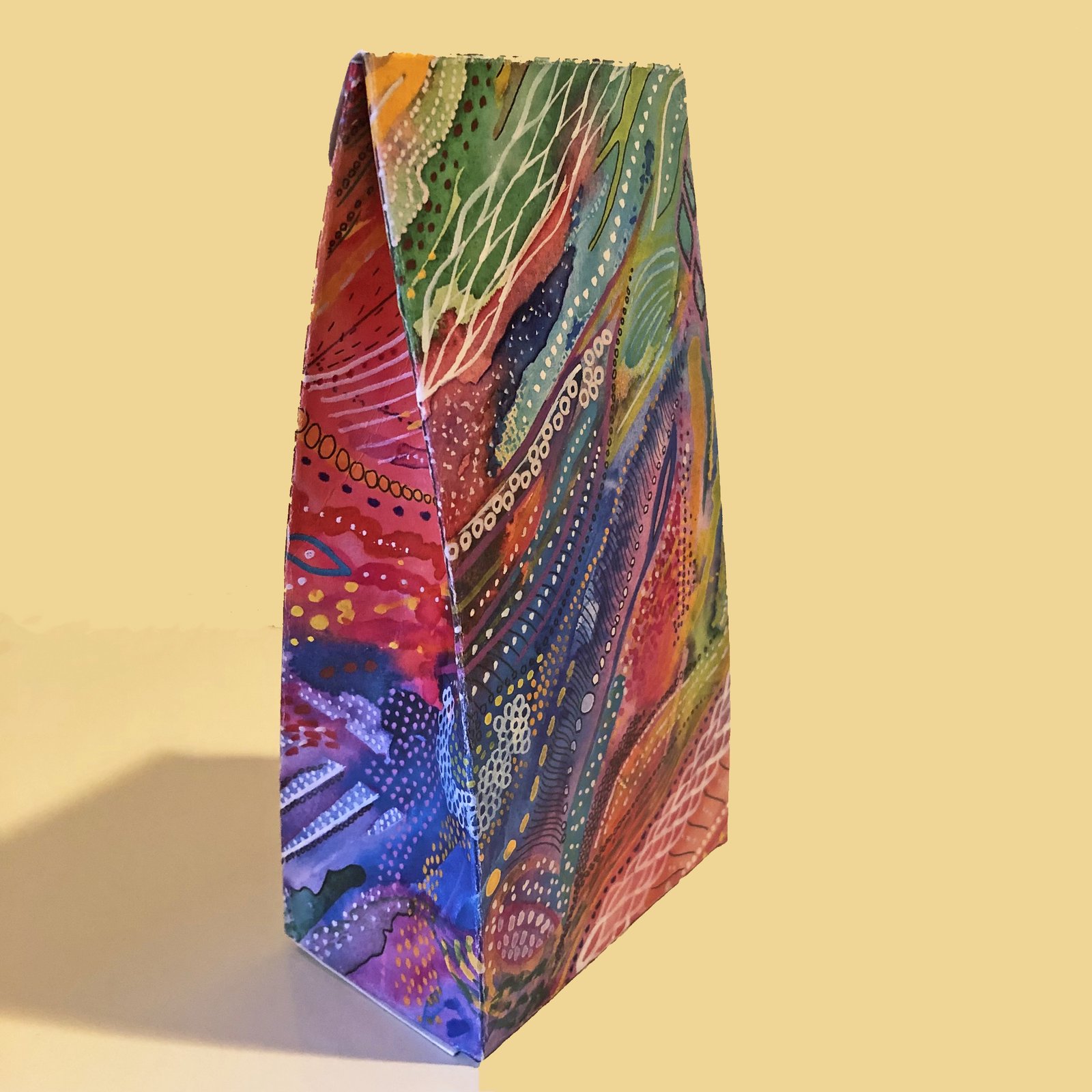 Bemalte Papiertüte mit bunten abstrakten Mustern als Kunstobjekt