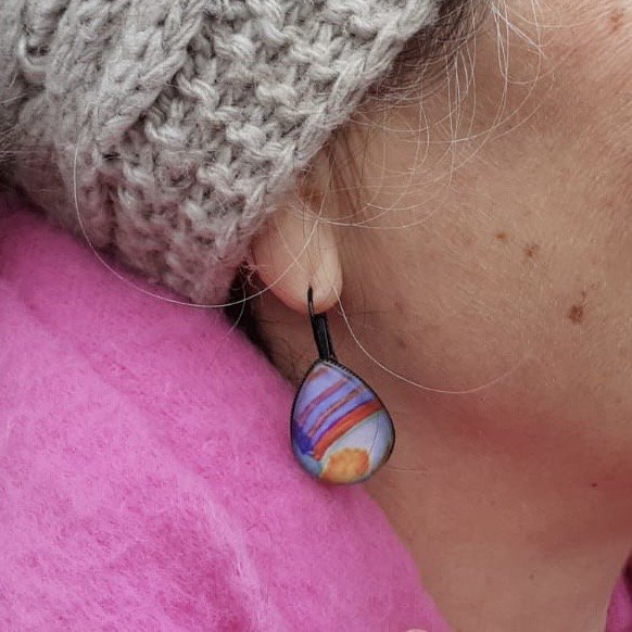 Tropfenförmiger Ohrring mit abstraktem Aquarellmotiv, getragen