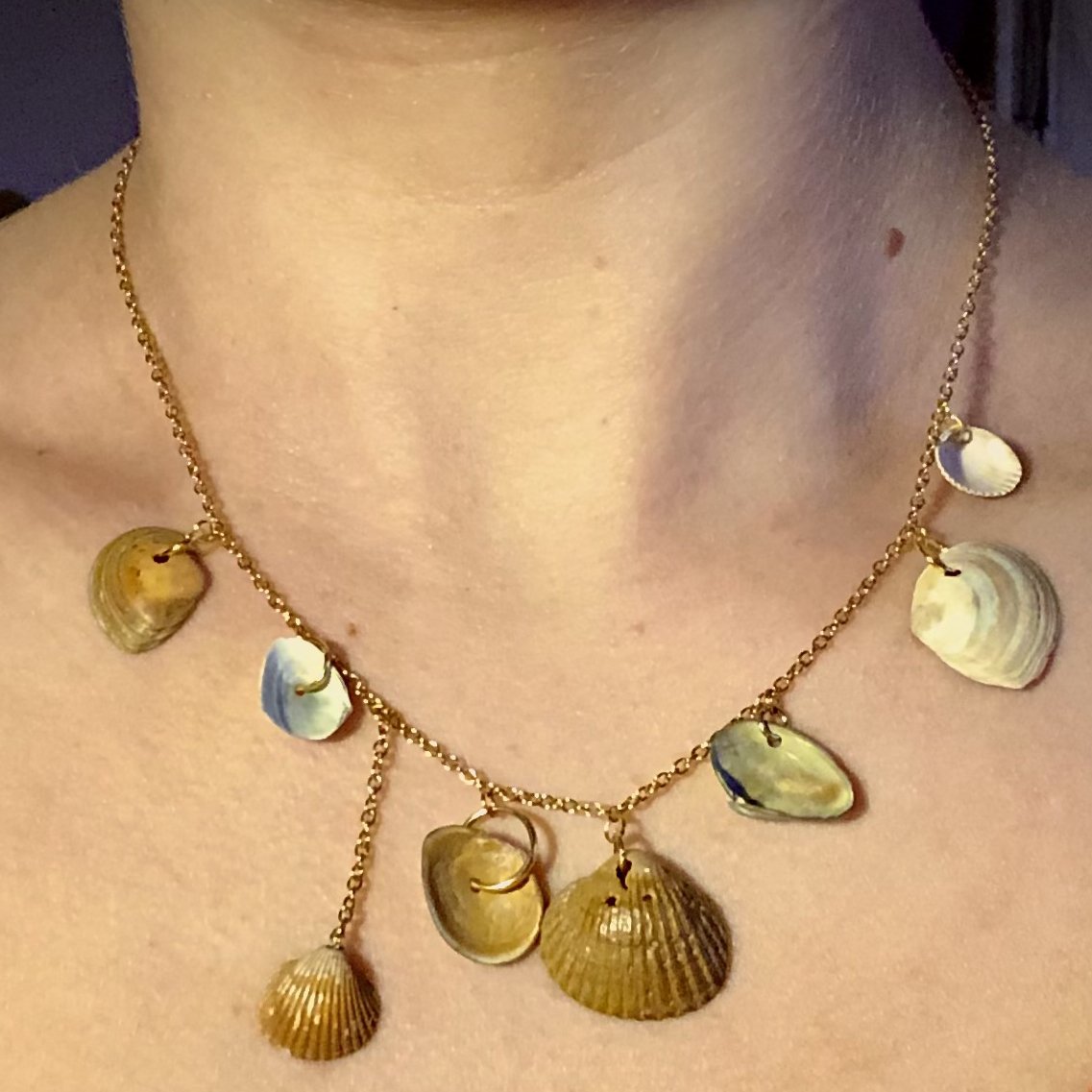 Goldene Halskette mit echten Muscheln und Schneckengehäusen, getragen