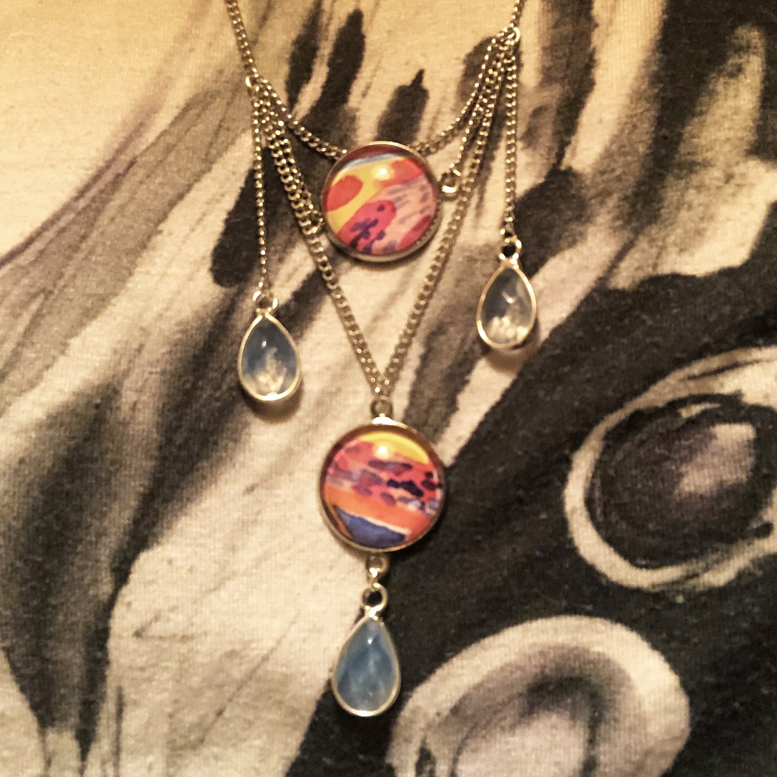 Mehrreihige Kette mit handbemalten Glasanhängern und Tropfensteinen