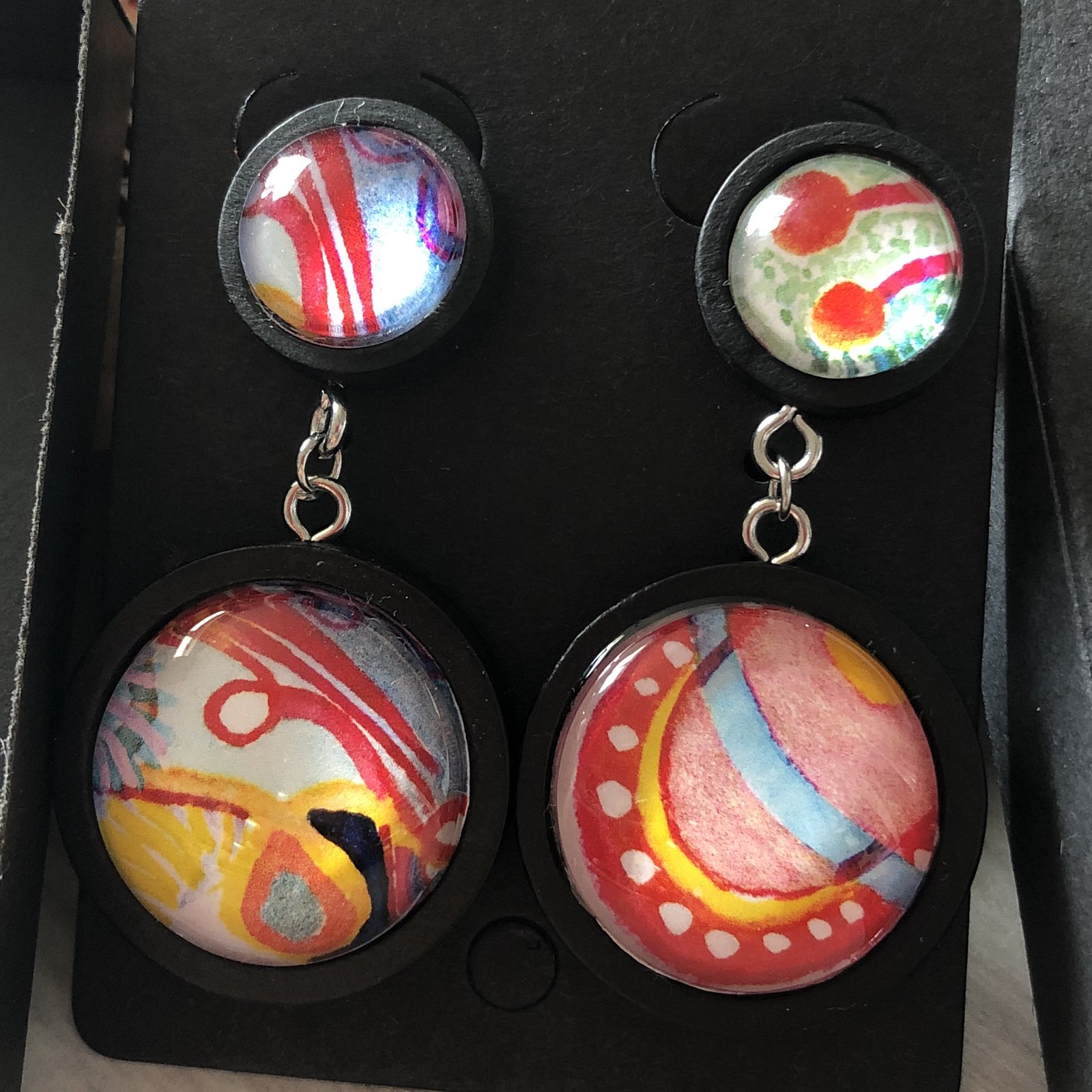 Statement-Ohrringe mit handbemalten Glassteinen in schwarzer Holzfassung