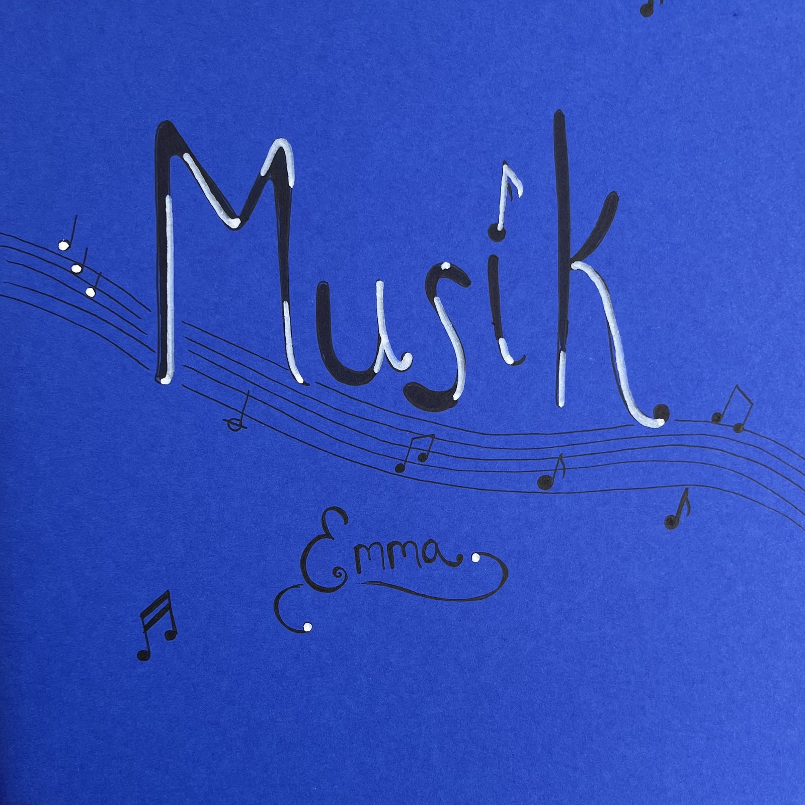 Kalligrafie „Musik Emma" in Schwarz und Weiß auf blauem Hintergrund mit Notensymbolen