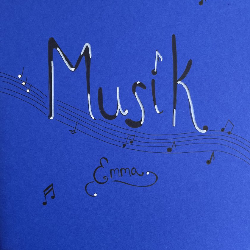 Kalligrafie „Musik Emma" in Schwarz und Weiß auf blauem Hintergrund mit Notensymbolen