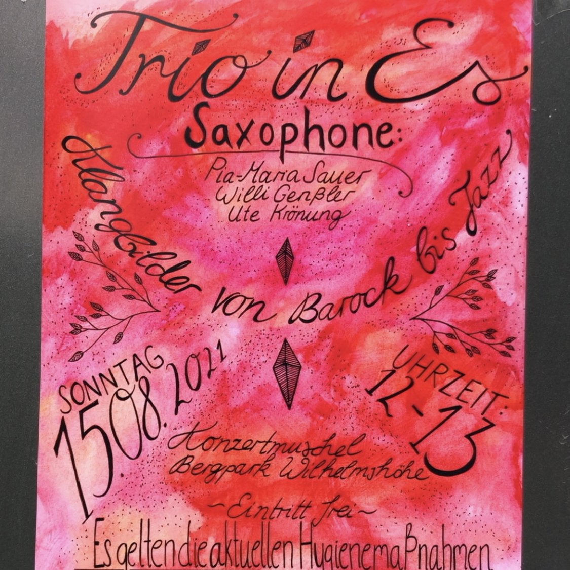 Handgemaltes Konzertplakat „Trio in Es" mit Aquarell-Hintergrund in Rottönen